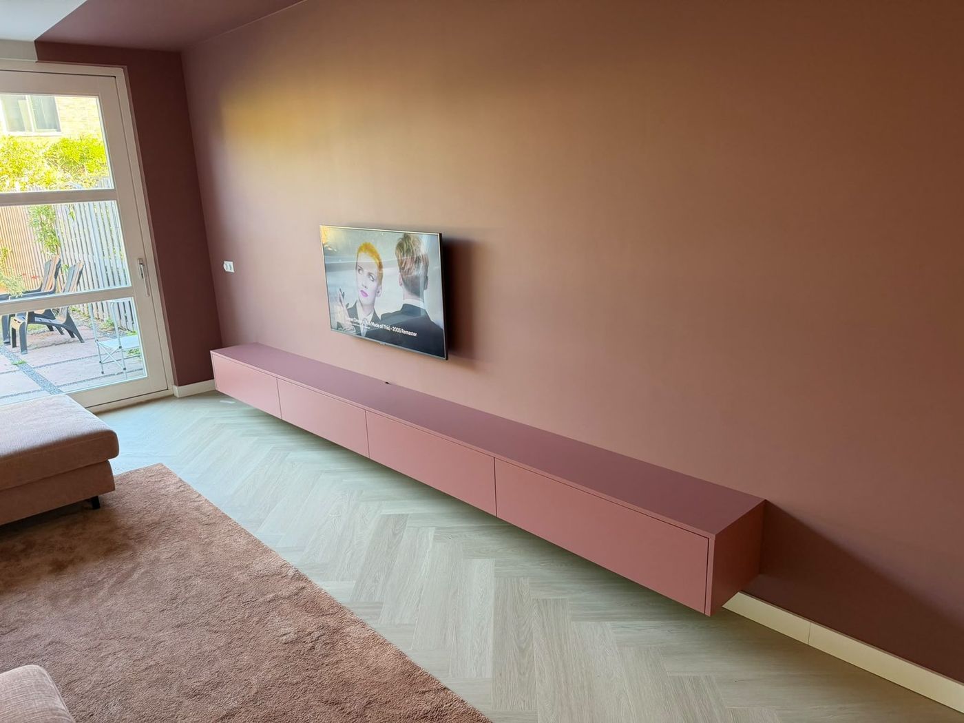 Zwevend tv-meubel op maat in een warme roze premium kleur