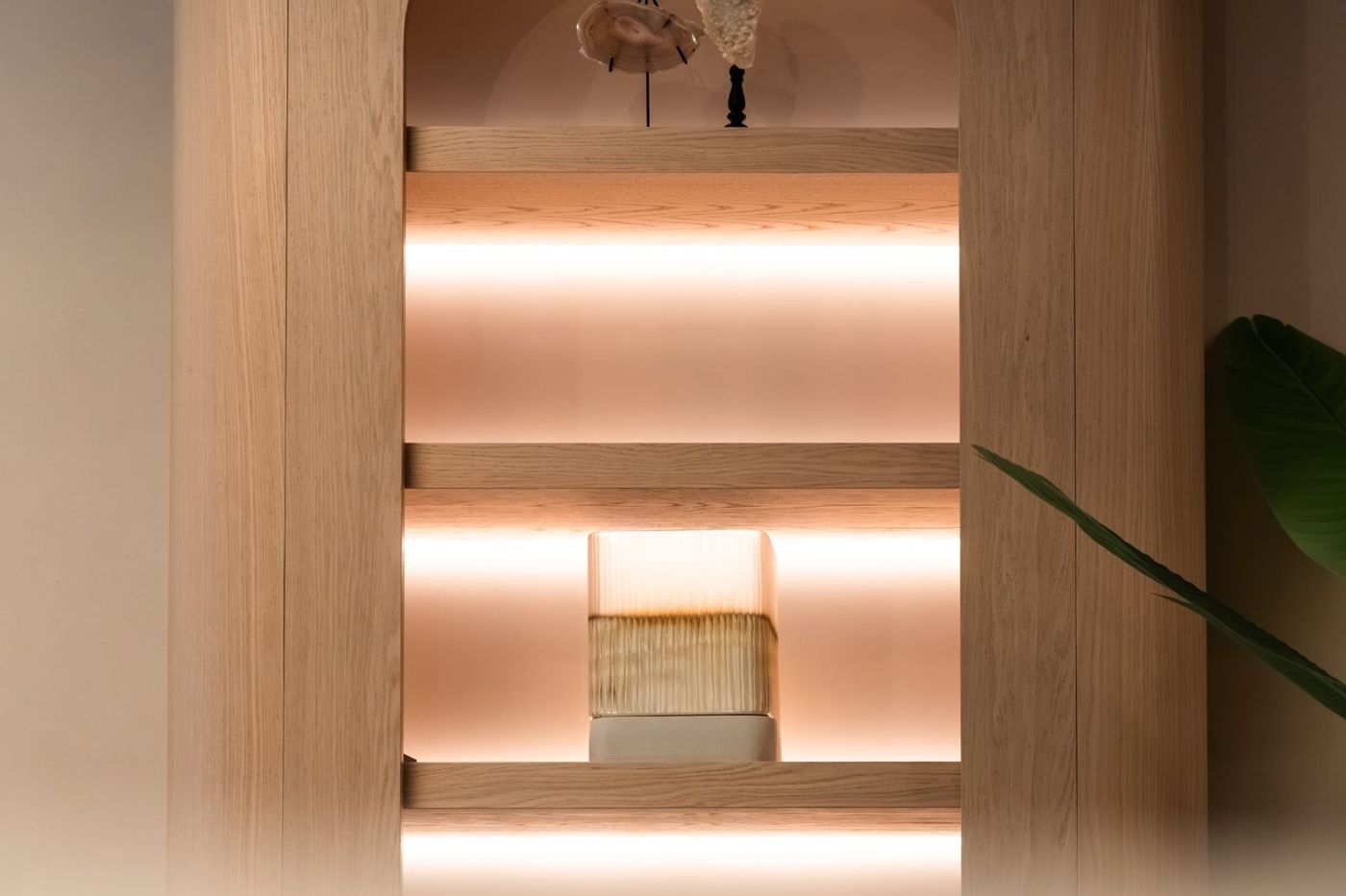Eiken meubel met warme ledverlichting onder de planken